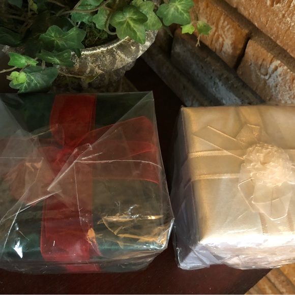 Lot of 2 Holiday Gift Boxes - Picture 2 of 2